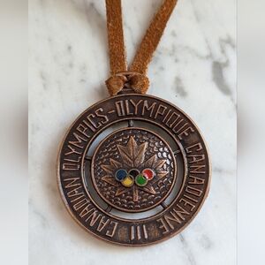 Vintage 1976 Montreal Olympic Canada Medal Terra Una-Populus Unus-Familia